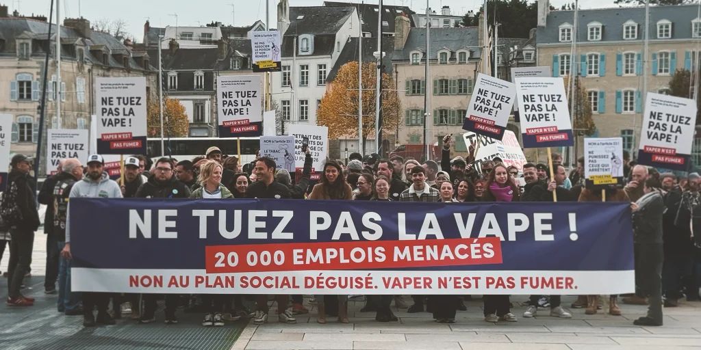 TAXE E-LIQUIDE : MANIFESTATION À VANNES CONTRE L’ARTICLE 23 ! - Blog CLOUD VAPOR