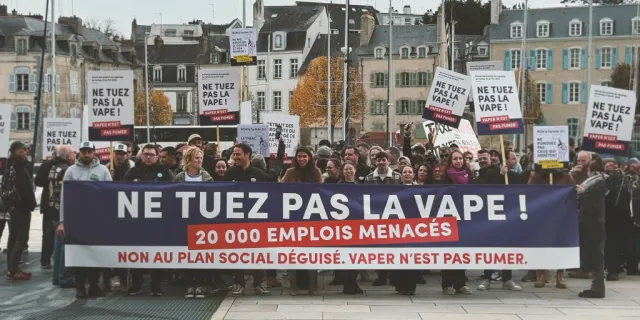 TAXE E-LIQUIDE : MANIFESTATION À VANNES CONTRE L’ARTICLE 23 ! - Blog CLOUD VAPOR